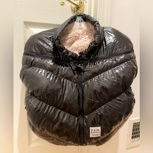 7am Polar Car Seat Cocoon - shiny black with cozy interior fur